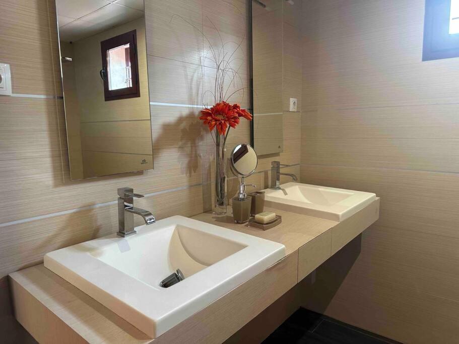 Modern 5-Bedroom Villa With Pool Montequinto Esterno foto